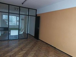 Foto 1 de Oficina al frente - Piso alto - Centro
