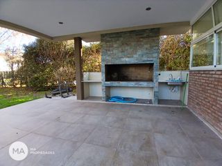 Foto 34 de Casa 4 dormitorios con jardín y pileta - Miraflores - Funes | Alquiler
