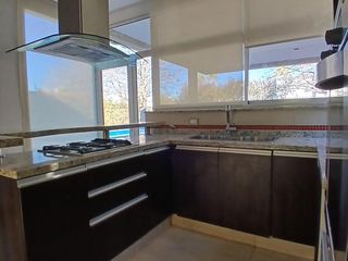 Foto 9 de Casa 4 dormitorios con jardín y pileta - Miraflores - Funes | Alquiler