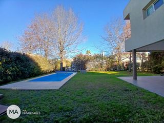 Foto 36 de Casa 4 dormitorios con jardín y pileta - Miraflores - Funes | Alquiler