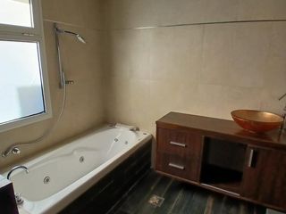 Foto 25 de Casa 4 dormitorios con jardín y pileta - Miraflores - Funes | Alquiler