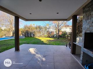 Foto 35 de Casa 4 dormitorios con jardín y pileta - Miraflores - Funes | Alquiler