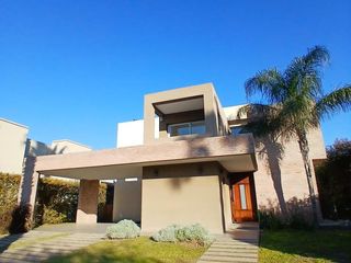 Foto 3 de Casa 4 dormitorios con jardín y pileta - Miraflores - Funes | Alquiler