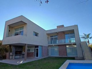 Foto 37 de Casa 4 dormitorios con jardín y pileta - Miraflores - Funes | Alquiler