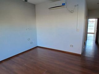 Foto 17 de Casa 4 dormitorios con jardín y pileta - Miraflores - Funes | Alquiler