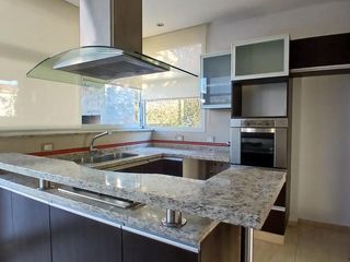 Foto 10 de Casa 4 dormitorios con jardín y pileta - Miraflores - Funes | Alquiler