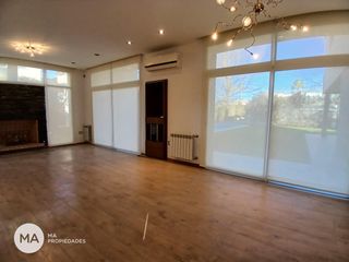 Foto 42 de Casa 4 dormitorios con jardín y pileta - Miraflores - Funes | Alquiler