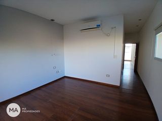 Foto 18 de Casa 4 dormitorios con jardín y pileta - Miraflores - Funes | Alquiler