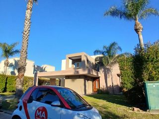 Foto 2 de Casa 4 dormitorios con jardín y pileta - Miraflores - Funes | Alquiler
