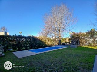 Foto 39 de Casa 4 dormitorios con jardín y pileta - Miraflores - Funes | Alquiler