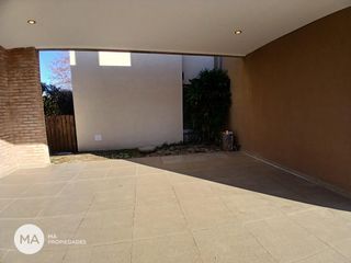 Foto 41 de Casa 4 dormitorios con jardín y pileta - Miraflores - Funes | Alquiler