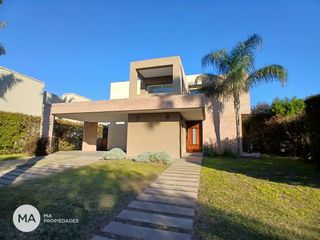 Foto 1 de Casa 4 dormitorios con jardín y pileta - Miraflores - Funes | Alquiler