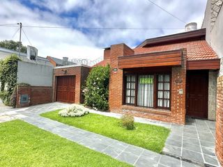 Foto 1 de Roffo y F. Acosta Precioso Chalet 4 Amb. Quincho. Gran parque