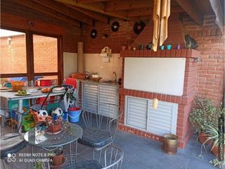 Foto 12 de Roffo y F. Acosta Precioso Chalet 4 Amb. Quincho. Gran parque