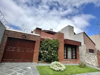 Foto 2 de Roffo y F. Acosta Precioso Chalet 4 Amb. Quincho. Gran parque