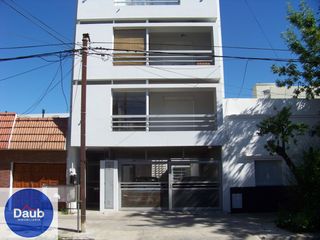 Foto 2 de Amplio y lindo Dpto. 1 D en alquiler Casanova al 500 $ 500.000+ Exp.