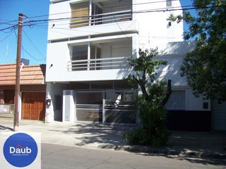 Foto 1 de Amplio y lindo Dpto. 1 D en alquiler Casanova al 500 $ 500.000+ Exp.