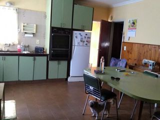 Foto 1 de Chalet en lote propio de 5 ambientes, desarrollada en una planta con un altillo. Villa Primera