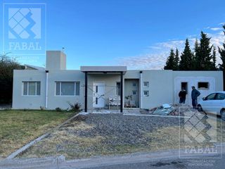Foto 1 de Casa venta Comahue Golf Club Neuquén, 2 dormitorios, 3 baños y jardín