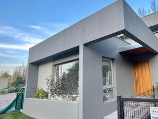 Foto 3 de Casa a Estrenar con la mejor ubicacion en Chacras de Coria. Barrio Privado Darragueira Park