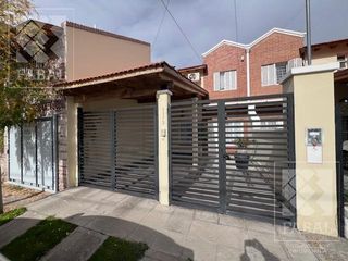 Foto 1 de Casa venta Santa Genoveva, 3 dormitorios, pileta y quincho