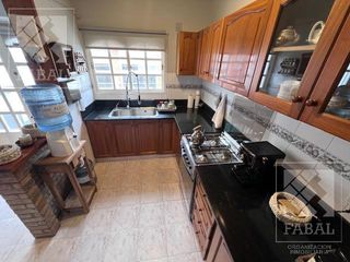 Foto 7 de Casa venta Santa Genoveva, 3 dormitorios, pileta y quincho