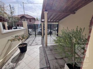 Foto 2 de Casa venta Santa Genoveva, 3 dormitorios, pileta y quincho