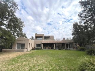 Foto 4 de Casa en  Alquiler, 4/5 dormitorios , semiamueblada, Quincho, Pileta