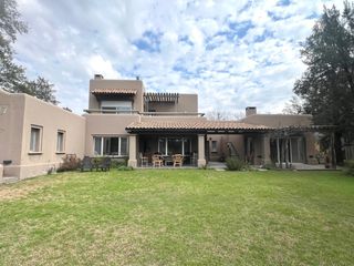 Foto 5 de Casa en  Alquiler, 4/5 dormitorios , semiamueblada, Quincho, Pileta