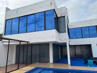 Foto 1 de Casa en venta en Tonsupa, a una cuadra playa.