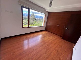 Foto 3 de Casas de arriendo con jardín piscina y vista en Tanda Nayón