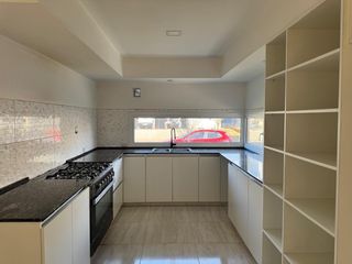 Foto 5 de Alquiler Casa 3 dorm y pileta en Barrio cerrado La Castellana