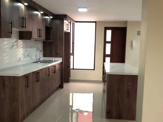 Foto 1 de Por estrenar casa amplia de 3 plantas en Martínez - Ambato