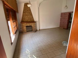 Foto 1 de VENTA CASA TRES DORMITORIOS COCHERA EN CRISOL SUD