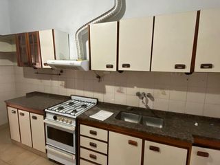 Foto 2 de VENTA CASA TRES DORMITORIOS COCHERA EN CRISOL SUD