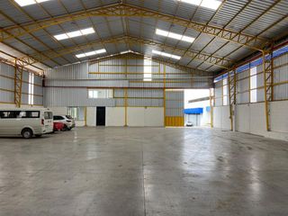 Foto 1 de Renta Nave Industrial de 890 m² con Oficinas y Patio de Maniobras – Cuenca