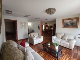 Foto 5 de Amplio Y Muy Bien Distribuido Departamento - 189 M2