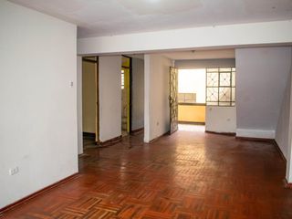 Foto 1 de Venta de amplia casa en Urb. Valdiviezo - SMP