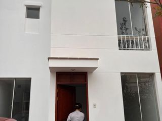 Foto 2 de Acogedora Casa Familiar Con Terraza, Jardín Y Estacionamiento