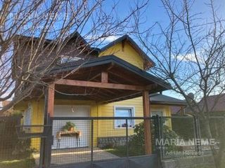 Foto 2 de Casa en venta - 2 dormitorios - 140 m2 cuenta con una bodega/fabrica de vino equipada - Dina Huapi
