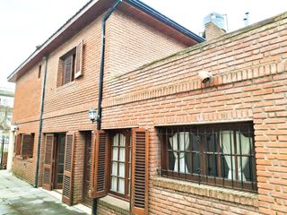 Foto 4 de VENTA CASA 5 AMB CON QUINCHO A METROS PQUE LILLIO