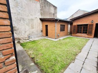 Foto 5 de VENTA CASA 5 AMB CON QUINCHO A METROS PQUE LILLIO