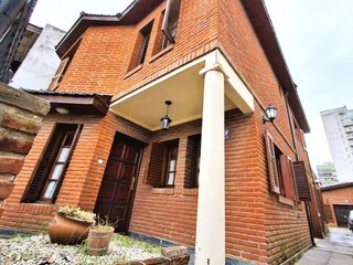 Foto 1 de VENTA CASA 5 AMB CON QUINCHO A METROS PQUE LILLIO