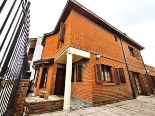 Foto 2 de VENTA CASA 5 AMB CON QUINCHO A METROS PQUE LILLIO