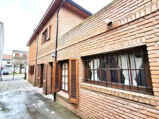 Foto 3 de VENTA CASA 5 AMB CON QUINCHO A METROS PQUE LILLIO