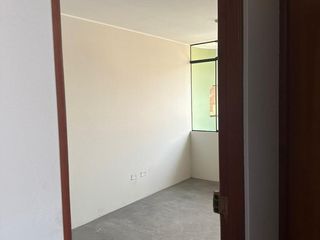 Foto 2 de ALQUILER DE HABITACIÓN EN SEGUNDO PISO A POCAS CUADRAS DE CTRA. CENTRAL (ALTURA IDAT SEDE ATE)