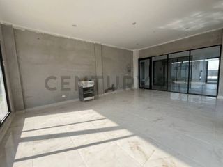 Foto 2 de LOCAL 36m² EN PLAZA COMERCIAL CON TRÁFICO GARANTIZADO URBANIZACIÓN LA JOYA