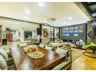 Venta en el poblado, hermosa casa con piscina privada en Medellín