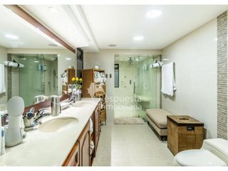 Venta en el poblado, hermosa casa con piscina privada en Medellín