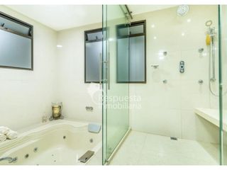 Venta en el poblado, hermosa casa con piscina privada en Medellín